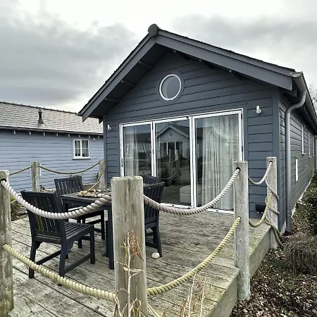 Sandy Feet Retreat - Part Of The The Bay Village With Pool, Gym And Direct Access, Pub, Restaurant, Tennis And Meadows Walks