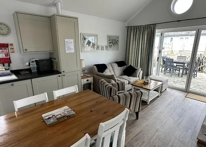 Sandy Feet Retreat - Part Of The The Bay Village With Pool, Gym And Direct Access, Pub, Restaurant, Tennis And Meadows Walks * Filey