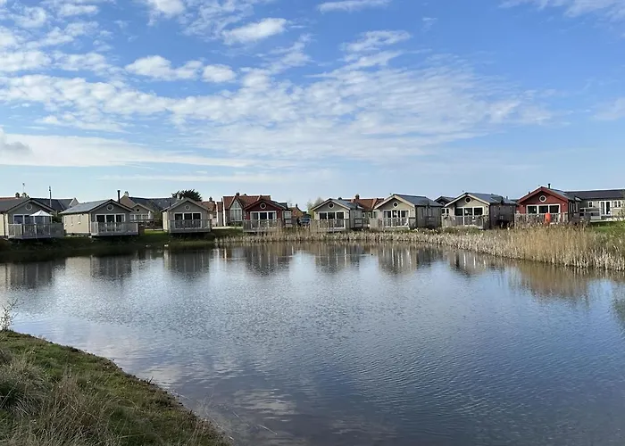 Sandy Feet Retreat - Part Of The The Bay Village With Pool, Gym And Direct Access, Pub, Restaurant, Tennis And Meadows Walks