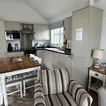 Sandy Feet Retreat - Part Of The The Bay Village With Pool, Gym And Direct Access, Pub, Restaurant, Tennis And Meadows Walks Filey
