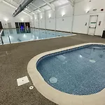 Sandy Feet Retreat - Part Of The The Bay Village With Pool, Gym And Direct Access, Pub, Restaurant, Tennis And Meadows Walks