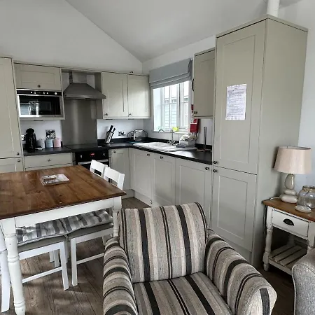 Sandy Feet Retreat - Part Of The The Bay Village With Pool, Gym And Direct Access, Pub, Restaurant, Tennis And Meadows Walks Filey